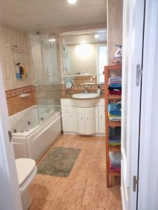 Koupelna v ubytování Piso familiar 3 habitaciones 2 baños y plaza de parking