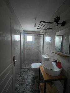 Ett badrum på Zu Tiny House Hotel & Restaurant