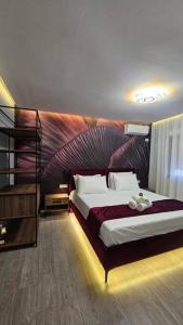 - une chambre avec un grand lit dans l'établissement City Center Apartment, à Tirana