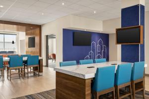 TV a/nebo společenská místnost v ubytování Holiday Inn Express - Strathroy by IHG