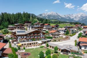 una vista aerea di un villaggio in montagna di Hotel Alpenpanorama a Söll