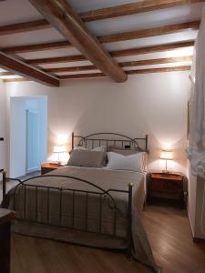 1 dormitorio con 1 cama con 2 lámparas en 2 mesas en B&B Donnini Firenzuola, en Casetta di Tiara