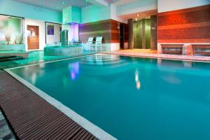una piscina in un hotel con acqua blu di Hotel Lovere Resort & Spa a Lovere