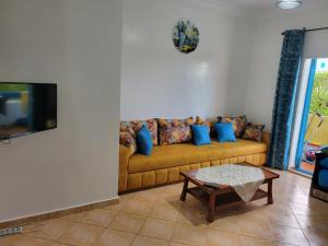 SMIR PARK في مارينا سمير: غرفة معيشة مع أريكة وتلفزيون