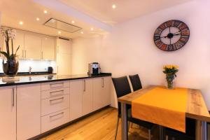 Kuchyň nebo kuchyňský kout v ubytování Apartment Olympia Mischabel