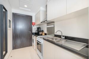 Cucina o angolo cottura di Executive Studio in Damac Hills by Suiteable