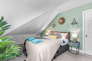 A bed or beds in a room at Homely/Stylish 1 Bed* 3 Guests