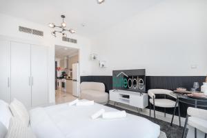 Area soggiorno di Executive Studio in Damac Hills by Suiteable