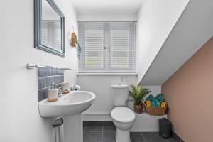een witte badkamer met een wastafel en een toilet bij Homely/Stylish 1 Bed* 3 Guests in Southampton
