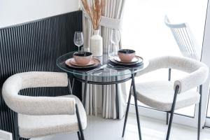 Area soggiorno di Executive Studio in Damac Hills by Suiteable