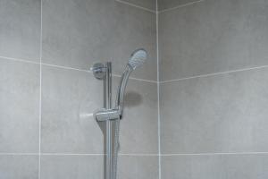 una doccia con soffione in un bagno di Executive Studio in Damac Hills by Suiteable a Dubai