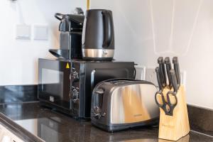 Cucina o angolo cottura di Executive Studio in Damac Hills by Suiteable