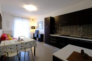 Køkken eller tekøkken på Myconos C2 - Pineto Vacanza