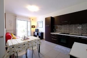 Køkken eller tekøkken på Myconos C2 - Pineto Vacanza