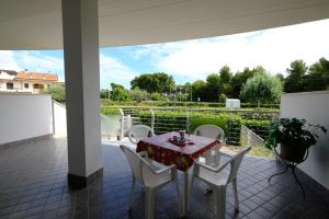 En balkon eller terrasse på Myconos C2 - Pineto Vacanza