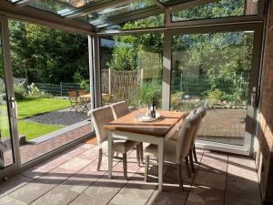 a conservatory with a table and chairs on a patio at Schnuckenhütte in Soltau