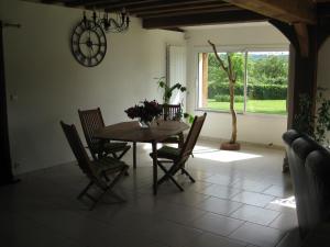 A seating area at Gite De La Balle De Golf