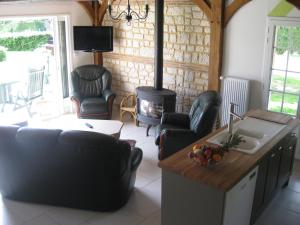 A seating area at Gite De La Balle De Golf