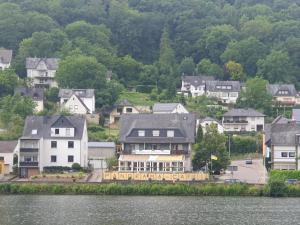 a group of houses on the shore of a body of water at B&B Panoramablick in Kattenes