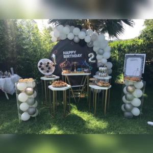 uma festa de aniversário feliz com balões e uma mesa com comida em La Vida Villa Alcudia Smir Fnideq, Holiday Homes em Tétouan