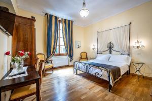 um quarto com uma cama, uma mesa e uma secretária em Soggiorno Campos em Florença