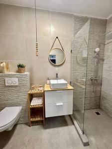 a bathroom with a sink and a shower and a toilet at Appartement 3 pièces Dakar in Dakar