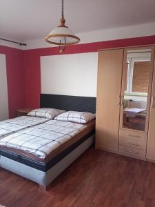 um quarto com uma cama grande e um armário em Ubytování u Jany em Hluboká nad Vltavou