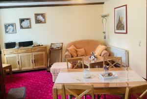 una sala de estar con un sofá y una mesa en Ferienwohnung „Familie Mehle“, en Wernigerode