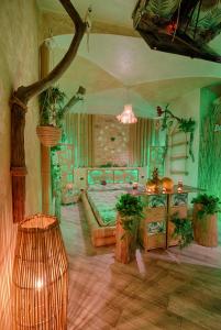 um quarto com uma cama e uma mesa com plantas em Re dream suite a tema - Rapallo em Rapallo