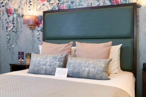 Un ou plusieurs lits dans un hébergement de l'établissement Mandolay Hotel Guildford
