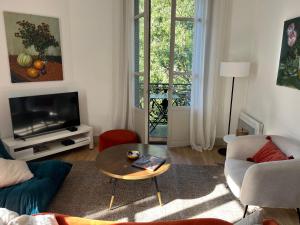 Posezení v ubytování Nimes , appartement rénové dans immeuble classé.