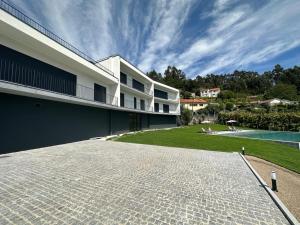 einem externen Blick auf ein Haus mit einem Pool in der Unterkunft Ermal Terrace in Vieira do Minho