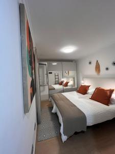 een slaapkamer met een groot bed en een spiegel bij VV Janoa Playa Canteras in Las Palmas de Gran Canaria