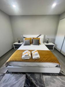 ein Schlafzimmer mit einem großen Bett mit zwei Handtüchern darauf in der Unterkunft Casa da Portela in Paredes de Coura