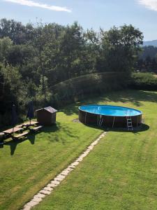 un cortile con tappeto elastico e piscina di Vila Lípa a Nový Bor