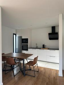 - une cuisine avec une table et des chaises en bois dans l'établissement Ermal Terrace, à Vieira do Minho