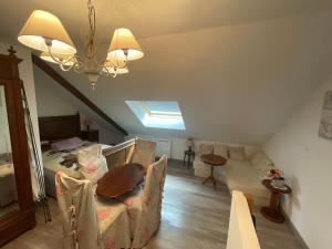 Ruang duduk di loft agréable