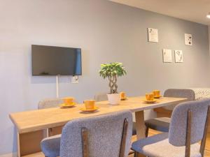 una sala de conferencias con mesa de madera y sillas en Florish21, en Tokio