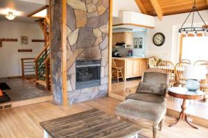 een woonkamer met een stenen open haard in een huis bij New!! Lake Escape Located In Alphine Lake Resort in Alpine Lake