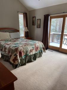 um quarto com uma cama e uma janela em New!! Lake Escape Located In Alphine Lake Resort em Alpine Lake