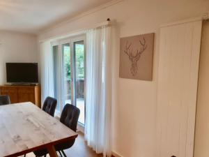TV a/nebo společenská místnost v ubytování Apartment Apt- 13 by Interhome + 30 fotografií