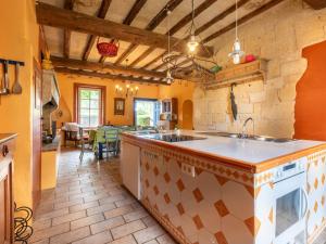 eine Küche mit einer großen Arbeitsplatte in einem Zimmer in der Unterkunft Holiday Home Mas Mont Plaisir by Interhome in Gallician