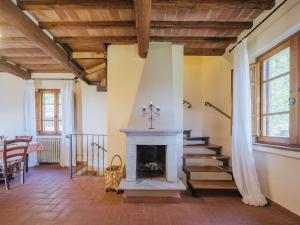 マッサローザにあるHoliday Home Il Pino by Interhomeのリビングルーム(暖炉、階段付)