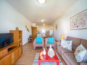 un soggiorno con divano e TV di Apartment Rota do Sol - ATU170 by Interhome ad Altura