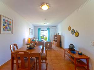 una sala da pranzo e un soggiorno con tavolo e sedie. di Apartment Rota do Sol - ATU170 by Interhome ad Altura