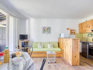 uma sala de estar com um sofá verde numa cozinha em Apartment Les Aigues Marines-12 by Interhome em La Madrague