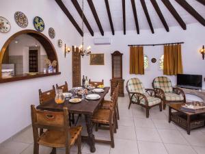 une salle à manger avec une table et des chaises dans l'établissement Holiday Home Andrea by Interhome, à Balcon del Mar