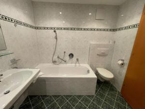 ein Bad mit einer Badewanne und einem WC in der Unterkunft Apartment Kathrein - ISL505 by Interhome in Ischgl