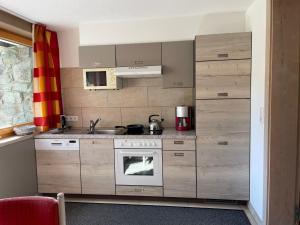 Kuchyň nebo kuchyňský kout v ubytování Apartment Stefan - ISL506 by Interhome