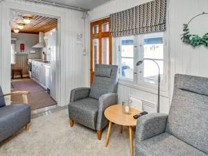 HirsjärviにあるHoliday Home Punatulkku by Interhomeのリビングルーム(椅子2脚、テーブル付)